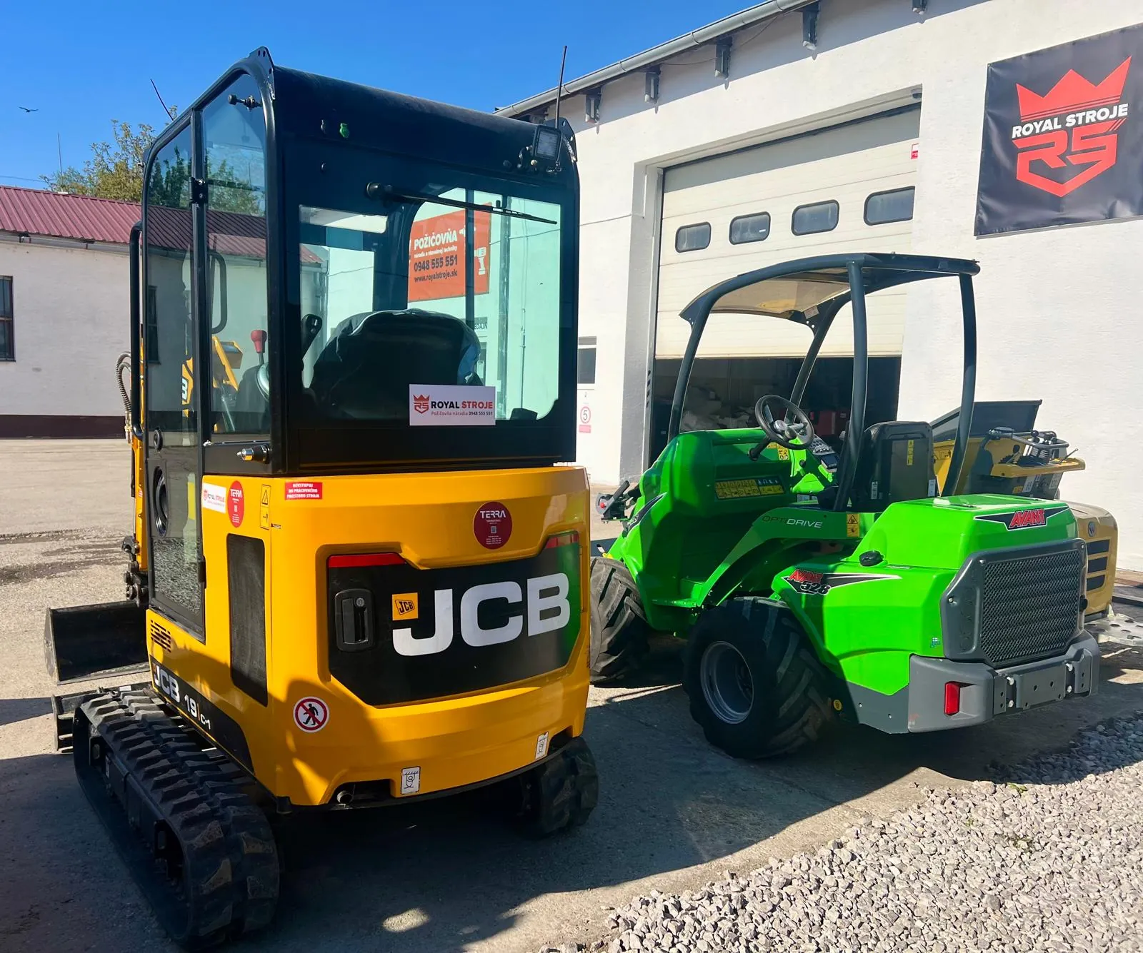 Servisované stavebné stroje – JCB mini bager a Avant nakladač