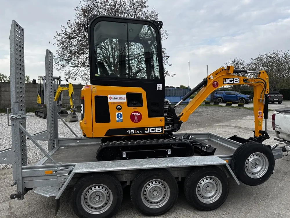 Dovoz techniky – JCB mini bager na vlečke Royal Stroje